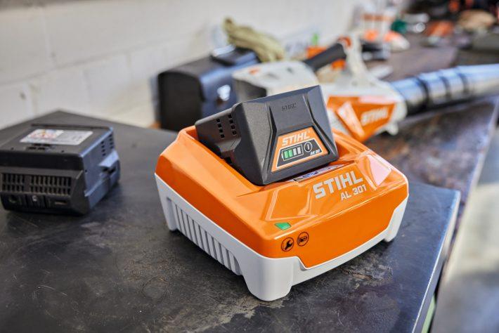Hitri polnilnik AL 301 STIHL